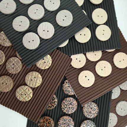 Vlytig Beige Buttons